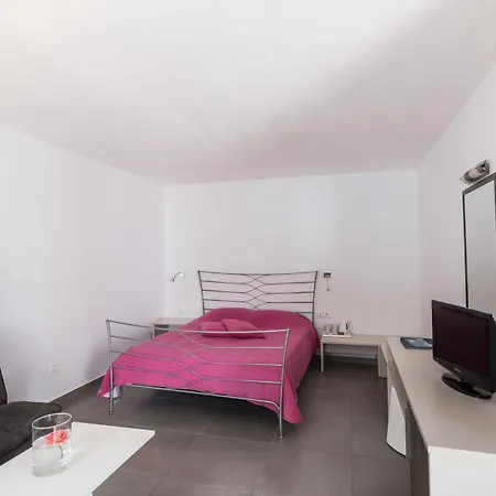 Nefeli سكيروس